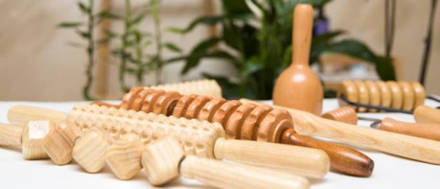 Houten massagerollers en andere tools voor maderotherapie